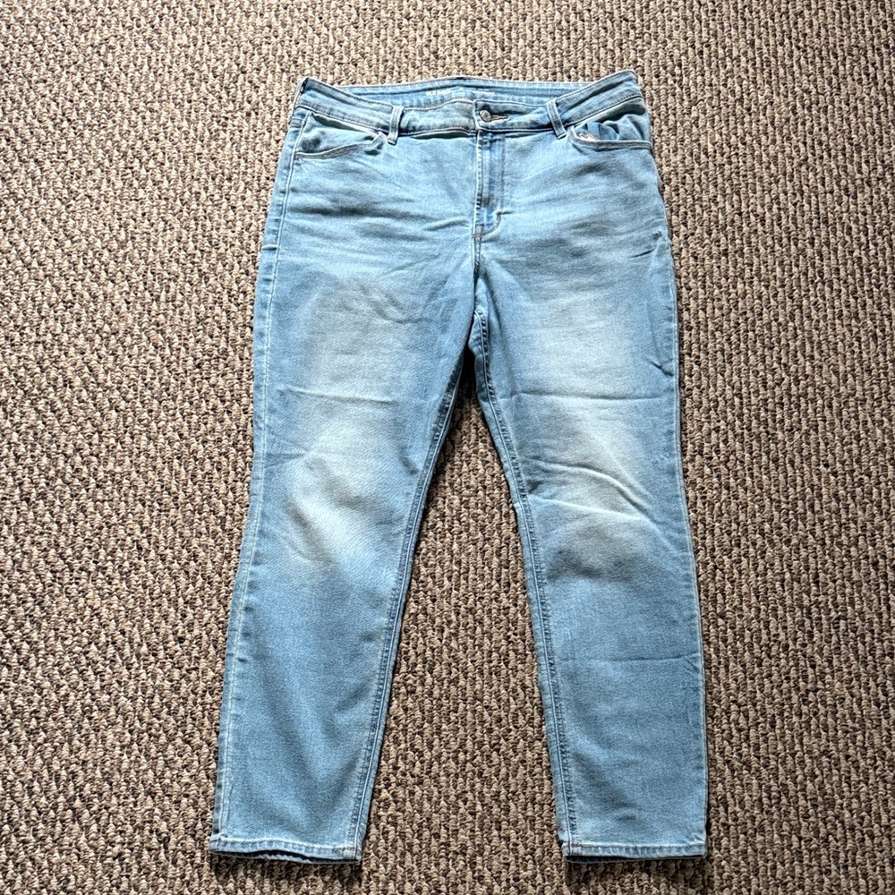 Women's Old Navy light wash high rise Wow Straight 14 Short